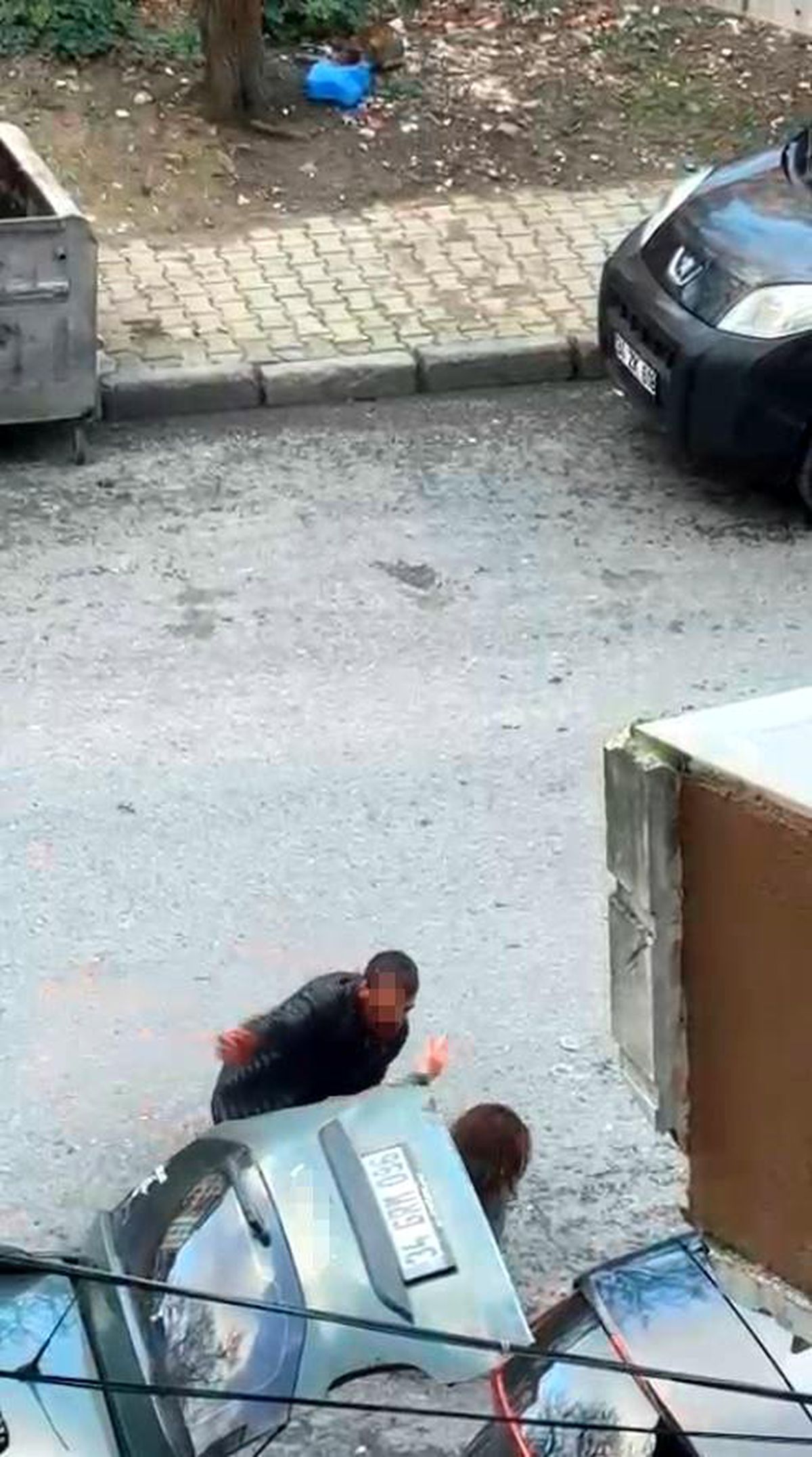 Boşanma aşamasında olduğu eşinin sevgilisine sokakta bıçakla saldırdı
