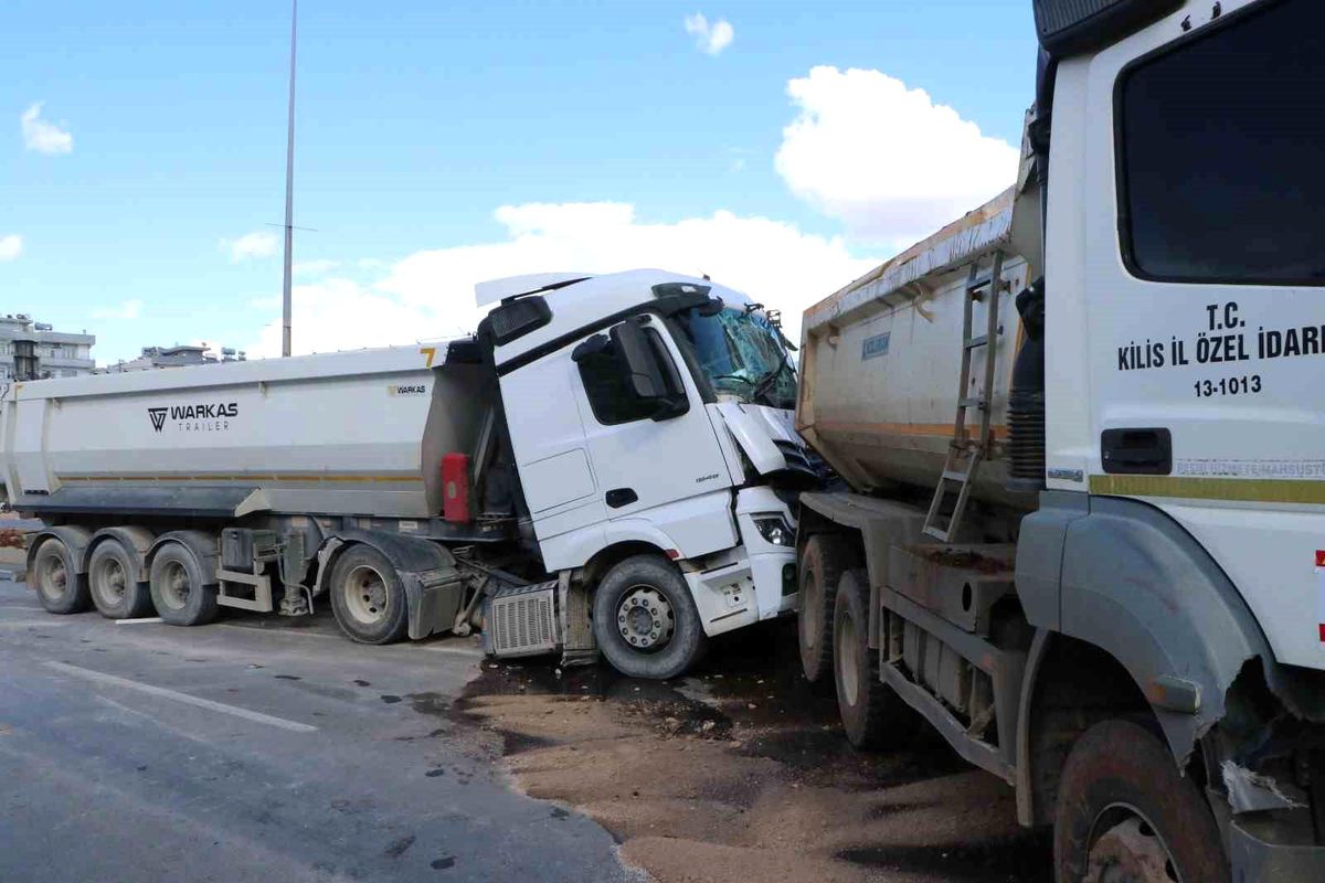 Hafriyat kamyonları çarpıştı: 1 yaralı