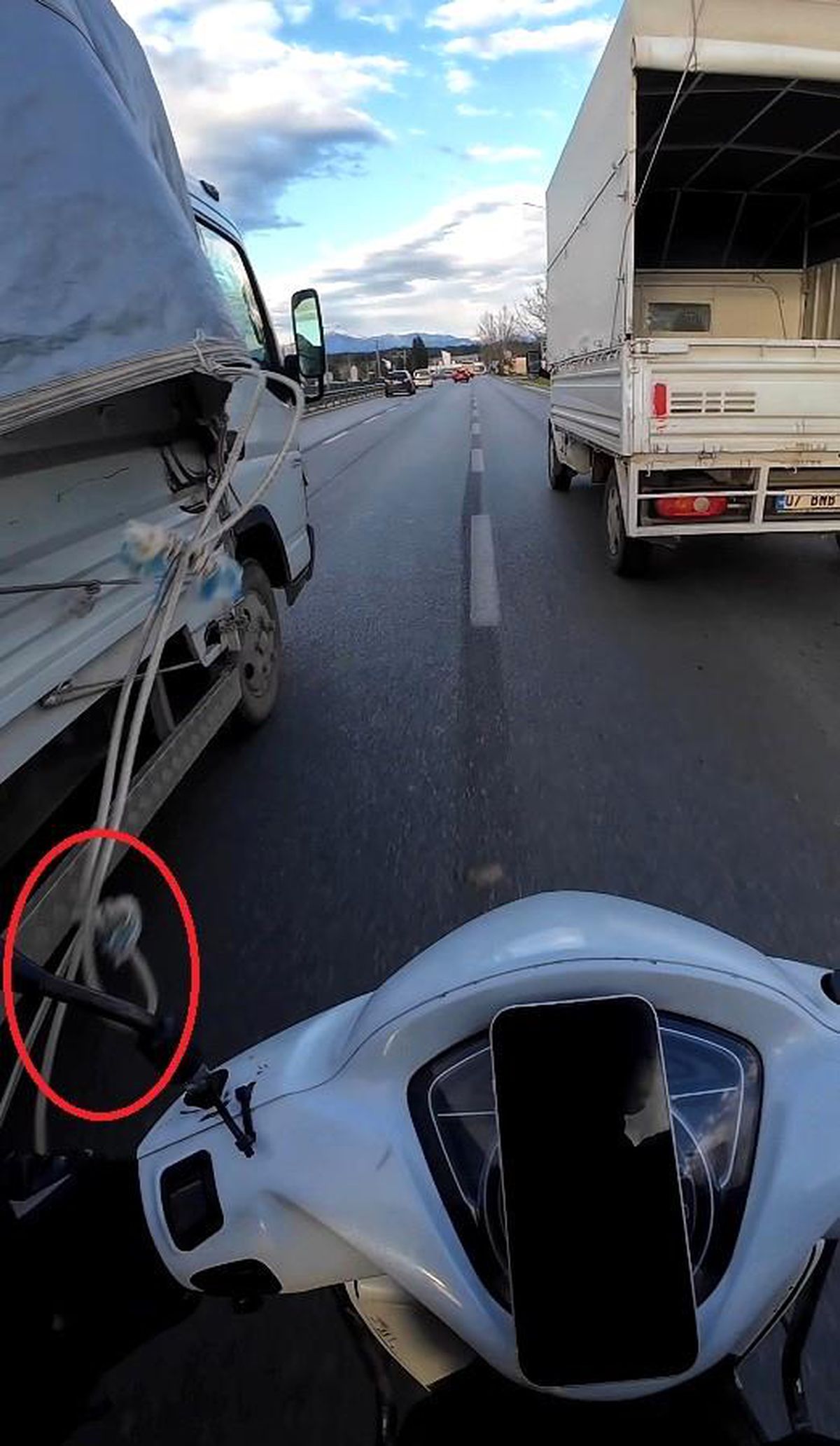 Kamyonetten sarkan ipe dolanan motosikletli ölümle burun buruna geldi