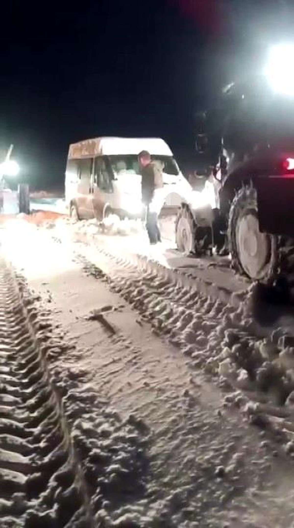 Kars'ta minibüs kara saplandı, mahsur kalan vatandaşlar kurtarıldı