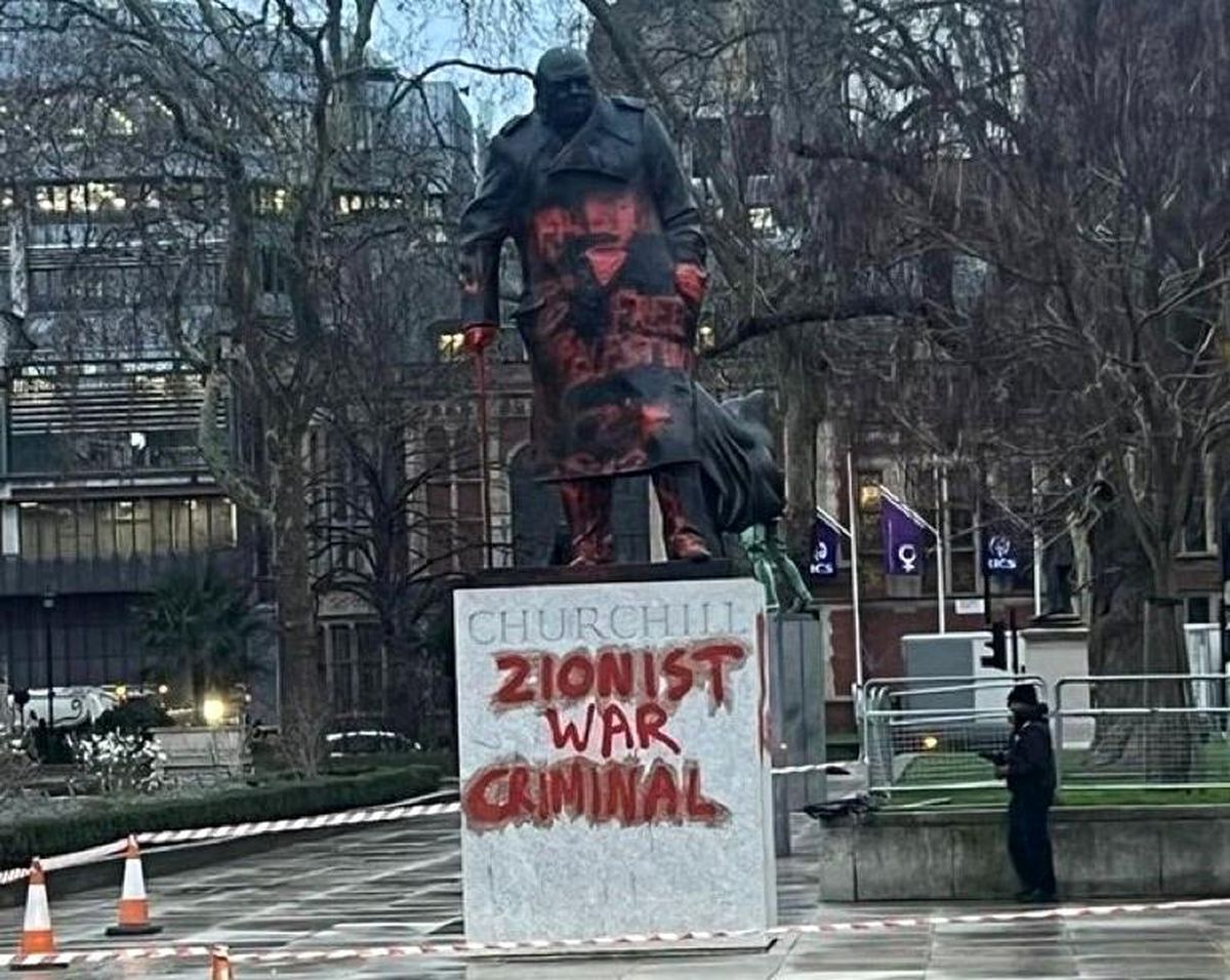 Londra'daki Winston Churchill heykeline kırmızı boyalarla İsrail protestosu