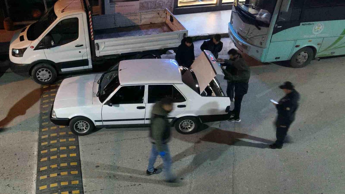 Manisa'da aranan 6 şahıs yakalandı, binlerce hap ele geçirildi