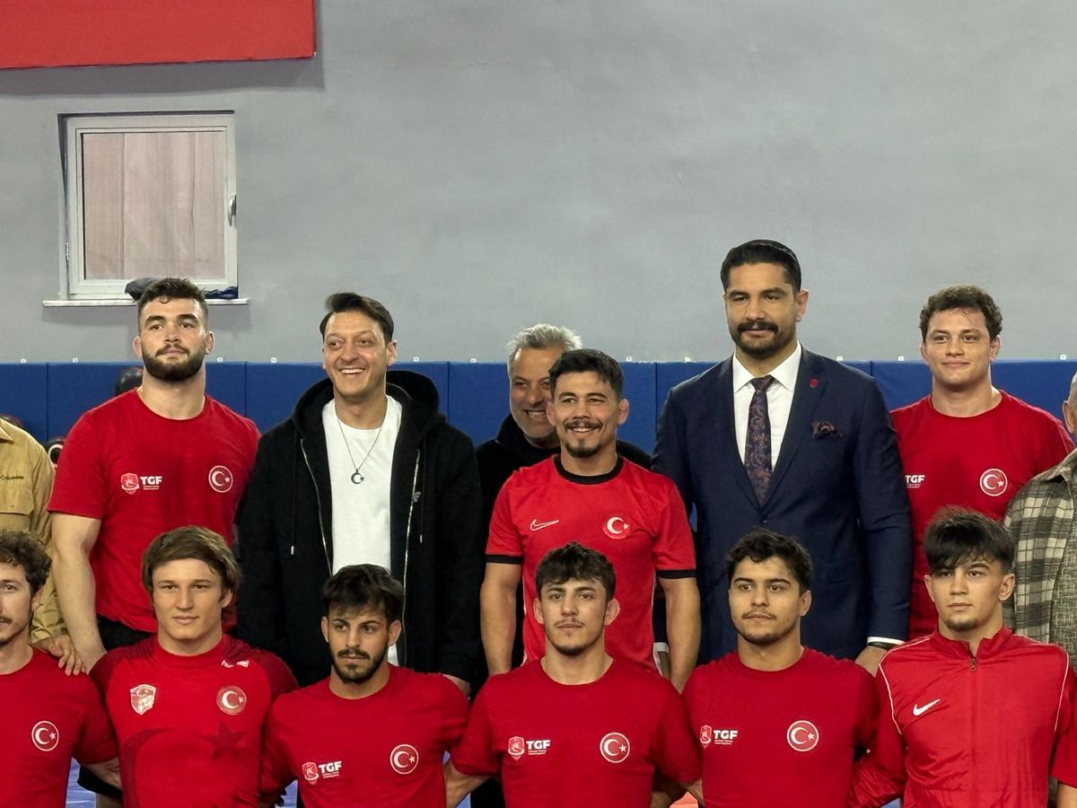 Mesut Özil'den güreş milli takım kampına ziyaret / Fotoğraf eklendi