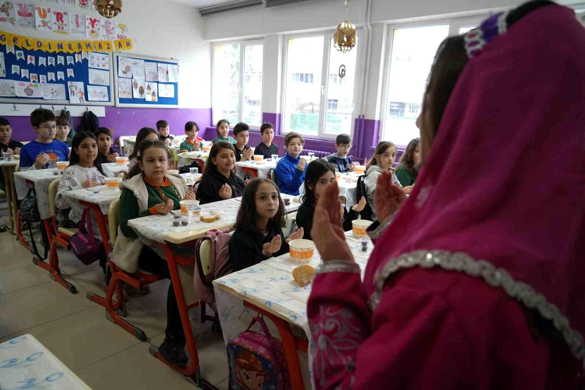 Minik öğrenciler ilk kez "tekne orucu" tutmanın sevincini yaşadı