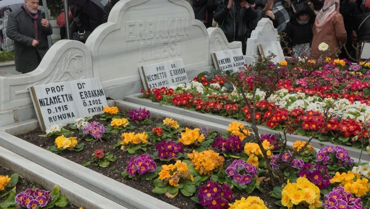 Necmettin Erbakan vefatının 15'inci yılında kabri başında anıldı