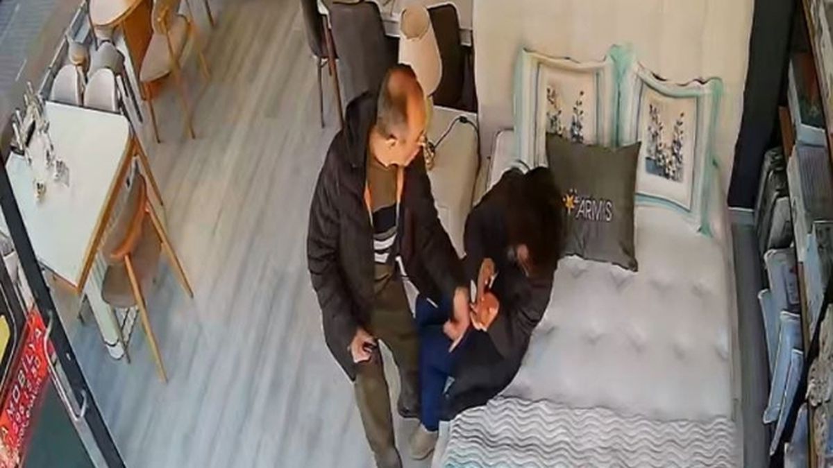 Öğretmenin eşini iş yerinde darbettiği anlar kamerada