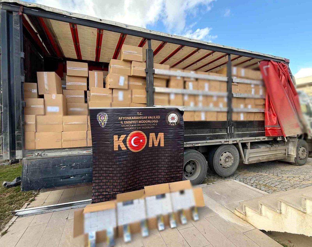 Polis 6 milyon 500 bin adet kaçak boş makaron ele geçirdi
