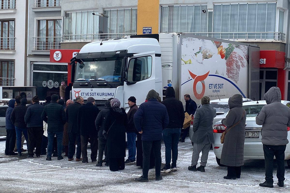 Ramazan günü eksi 4 derecede saatlerce kuyrukta beklediler