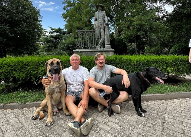 Russian owners are searching for their lost dogs street by street: 100,000 for finding them alive, 10,000 for finding them dead