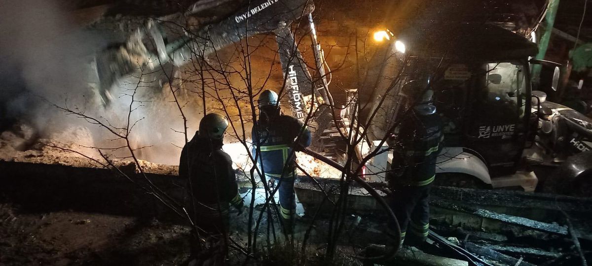 Ünye'de Samanlıkta Çıkan Yangında 25 Büyükbaş Öldü