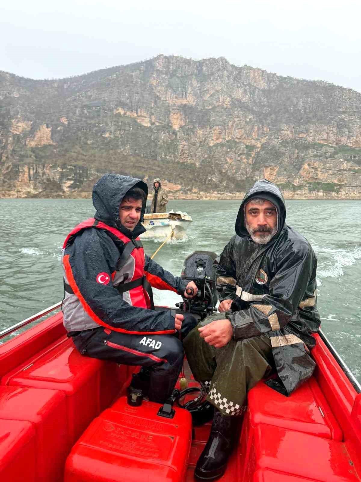 Siirt'te baraj gölünde mahsur kalan iki kişi kurtarıldı