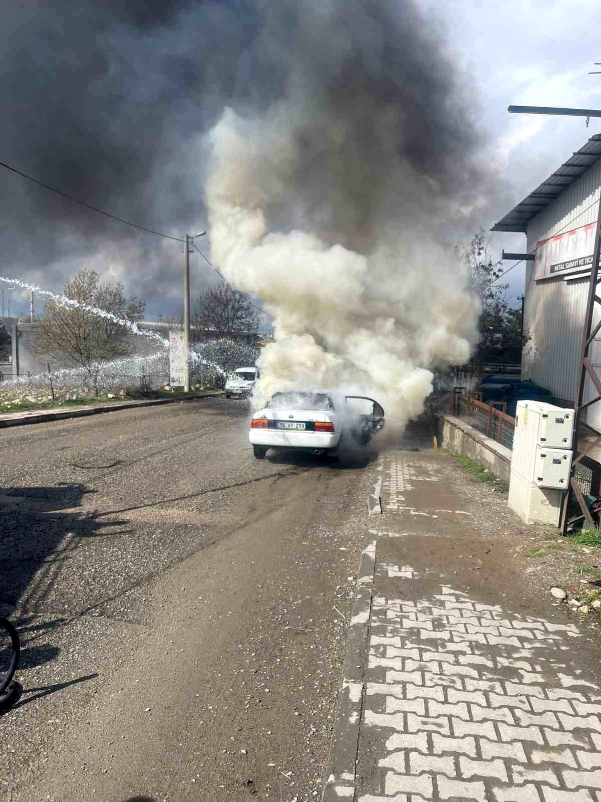 Siirt'te seyir halindeki otomobil alevlere teslim oldu