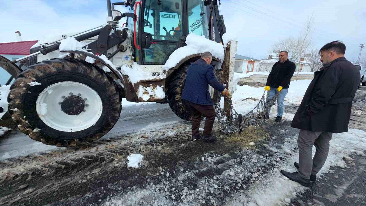 Tuzluca'da kar 32 köy yolunu kapattı, 22 köy yolu ulaşıma açıldı