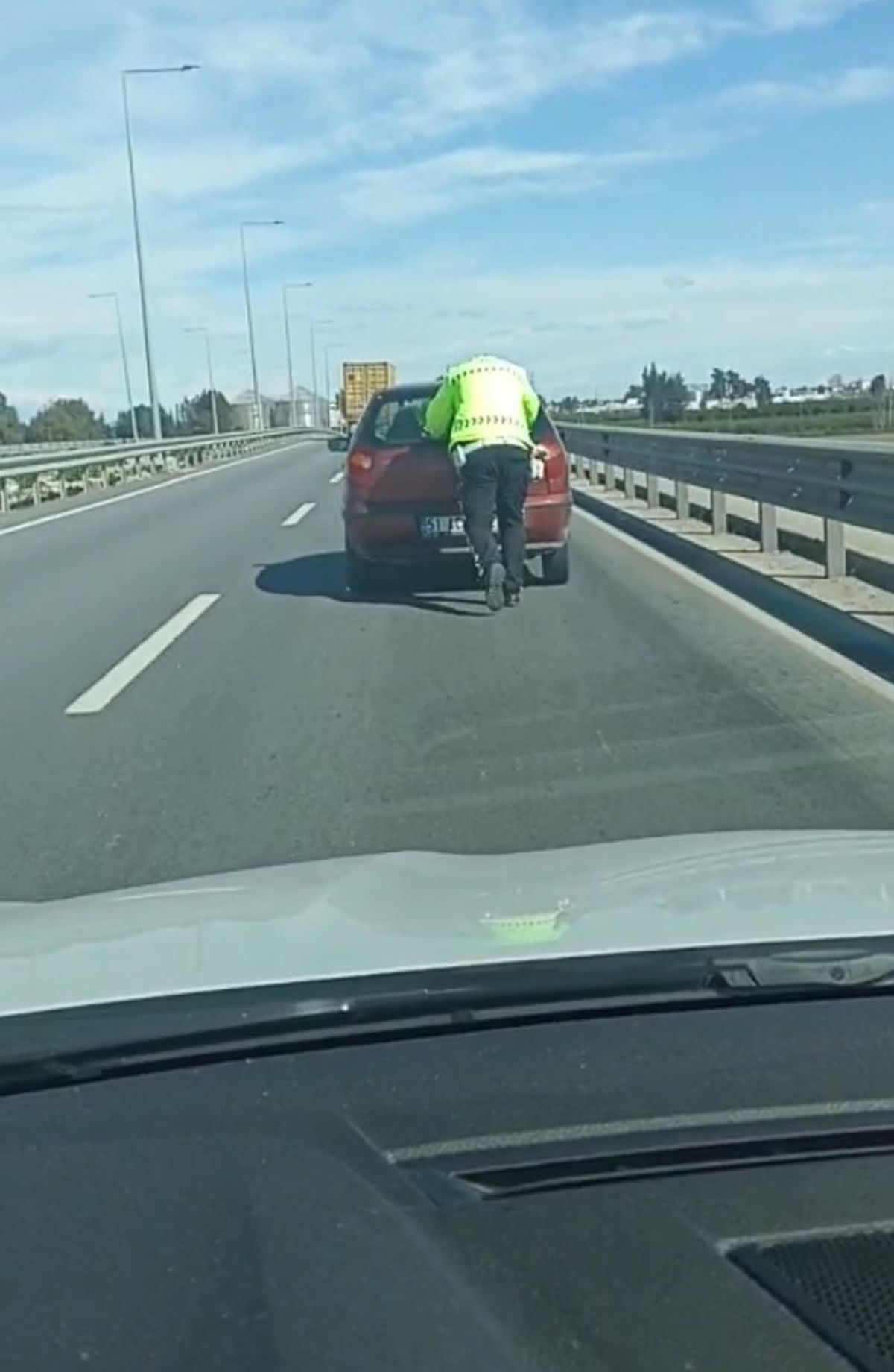 Trafik Polisi Otomobili İterek Güvenli Alana Ulaştırdı