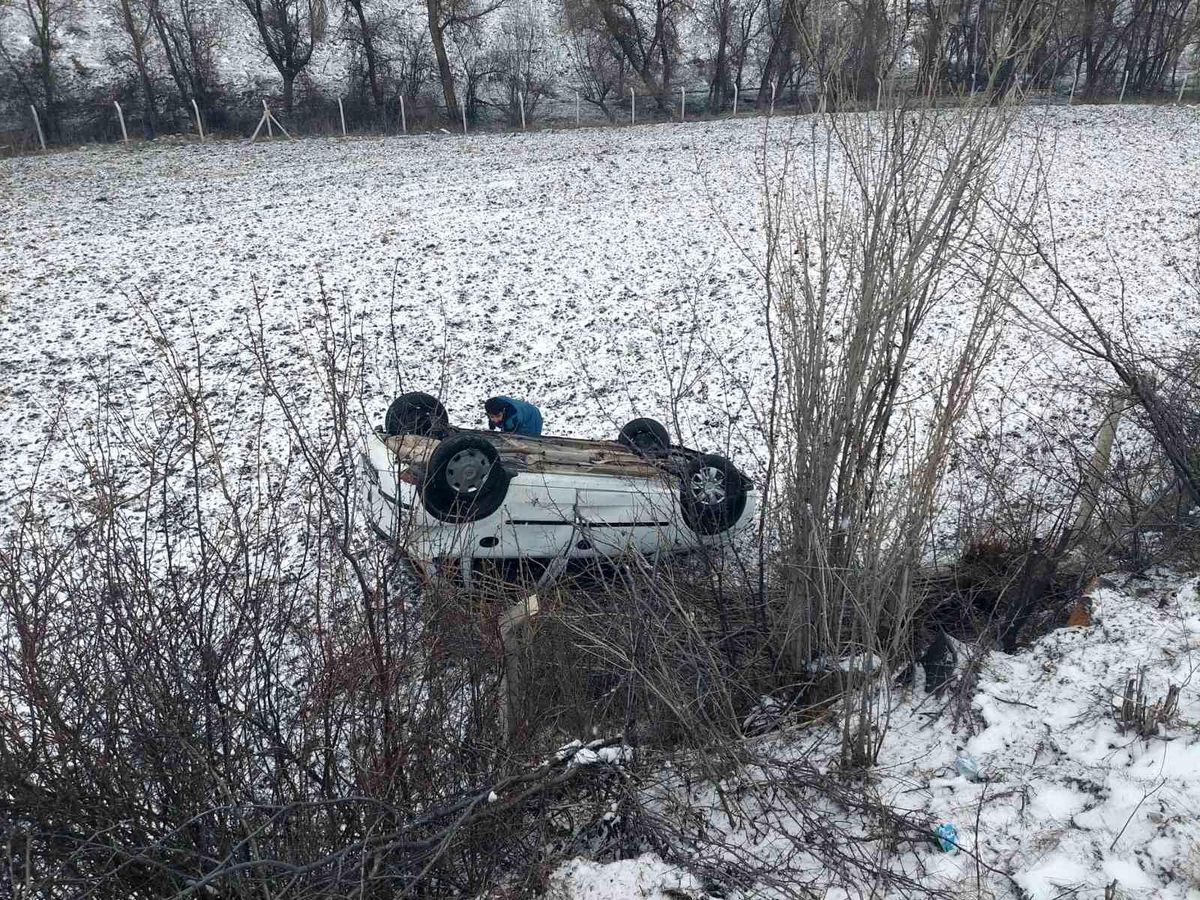 Yozgat'ta direksiyon hakimiyeti kaybedilen araç takla attı