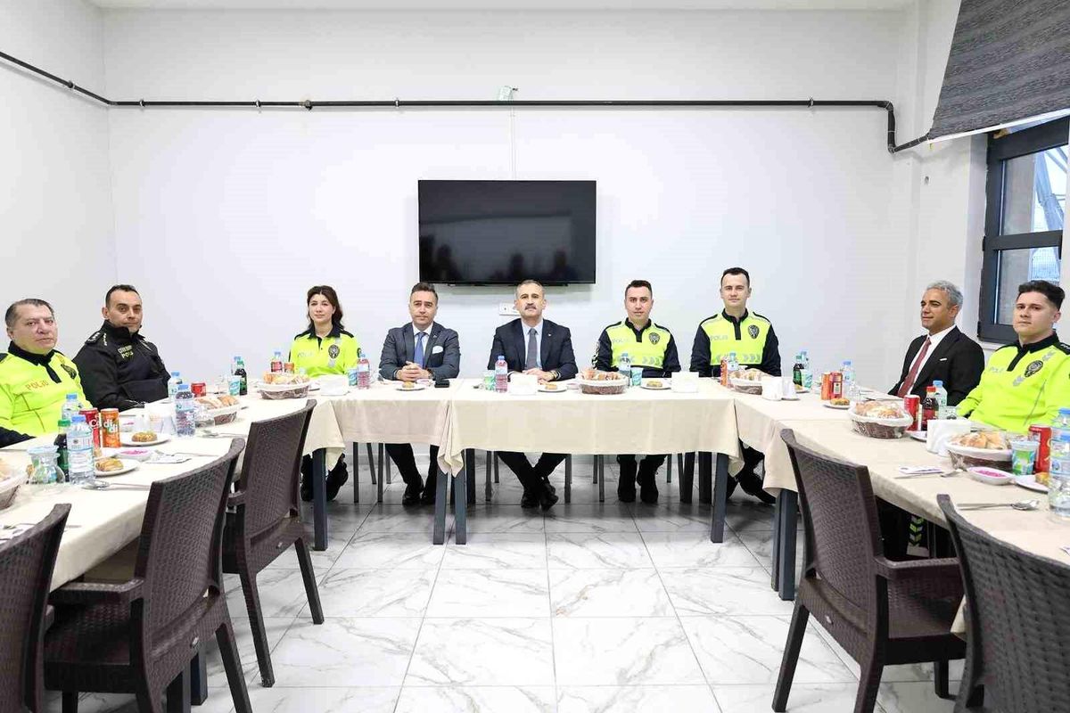 Ağrı'da Vali Bozkurt, trafik polisleriyle iftarda bir araya geldi