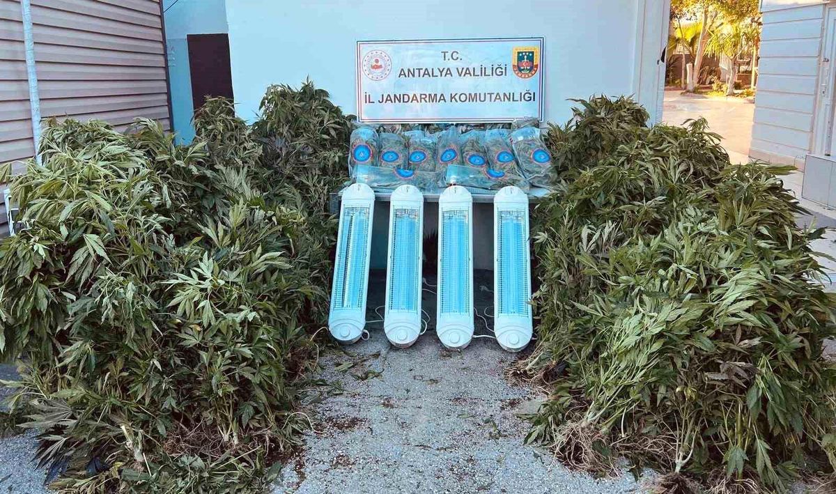 Antalya'da 23,9 kilo uyuşturucu madde ele geçirildi