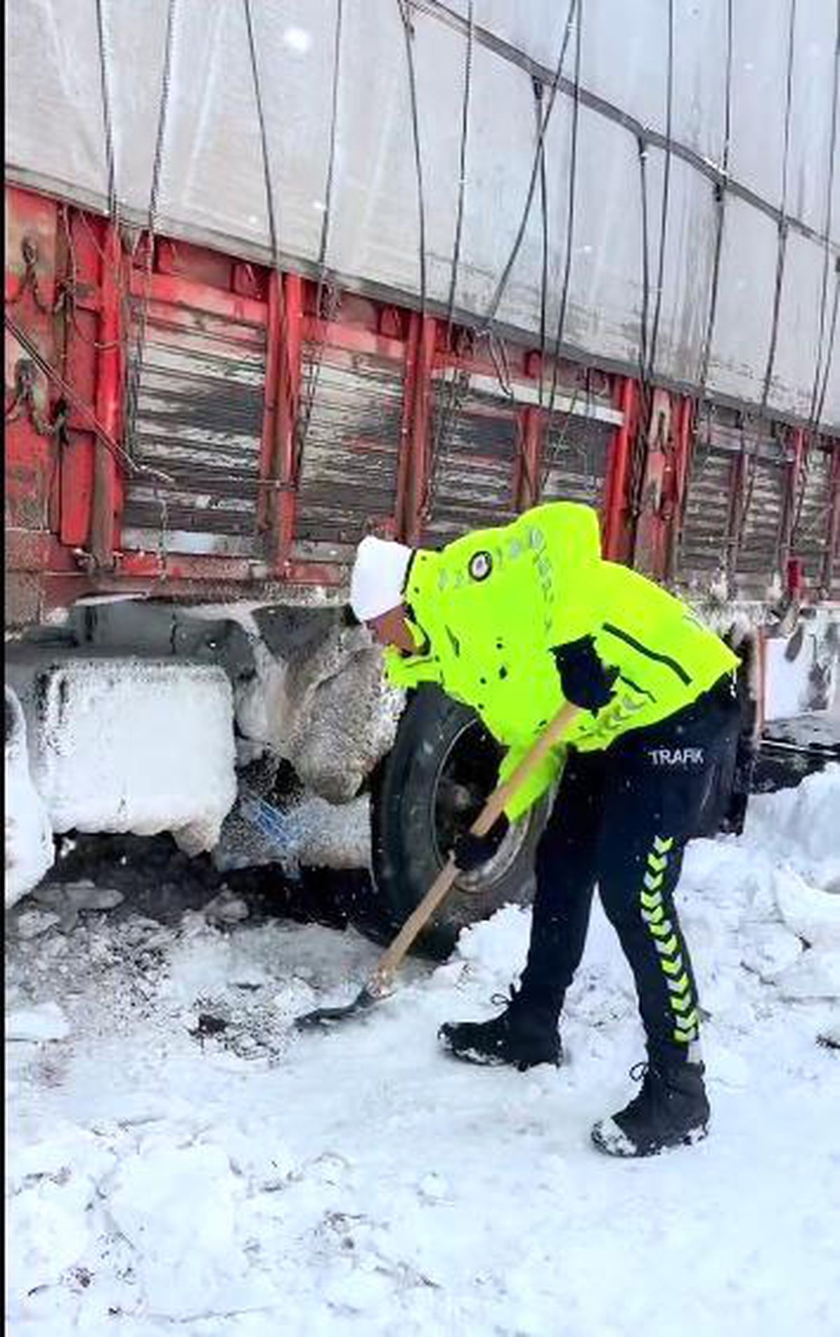 Ardahan'da karda mahsur kalanlara polis desteği
