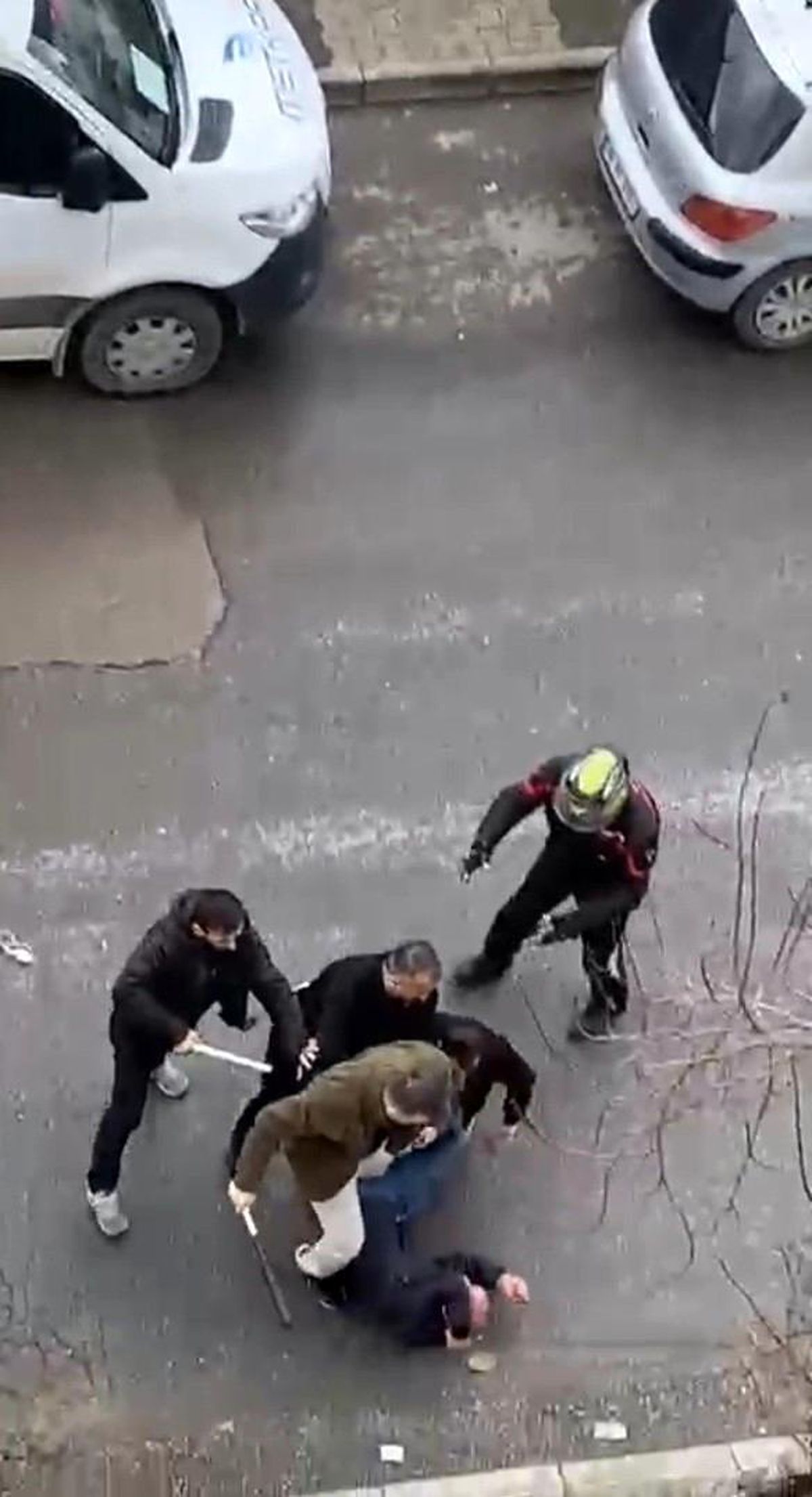 Ataşehir'de yol verme tartışması sopalı kavgaya dönüştü
