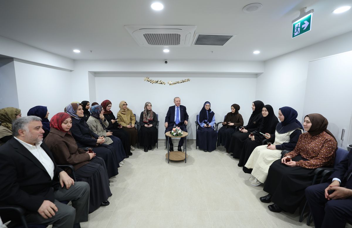 Cumhurbaşkanı Erdoğan, kız öğrenci yurdunu ziyaret etti