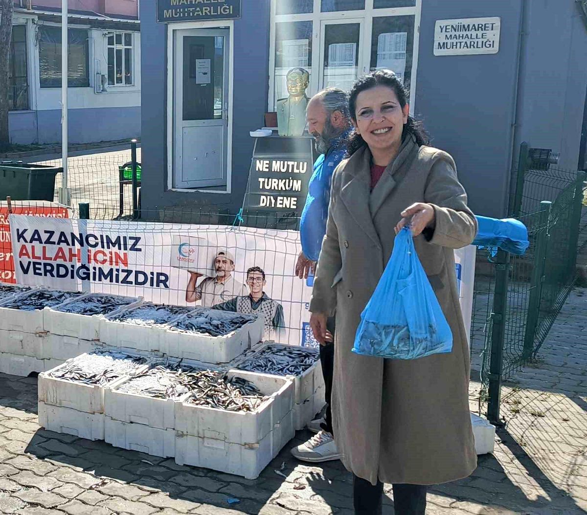 Edirne'de 350 kilogram hamsi dağıtıldı