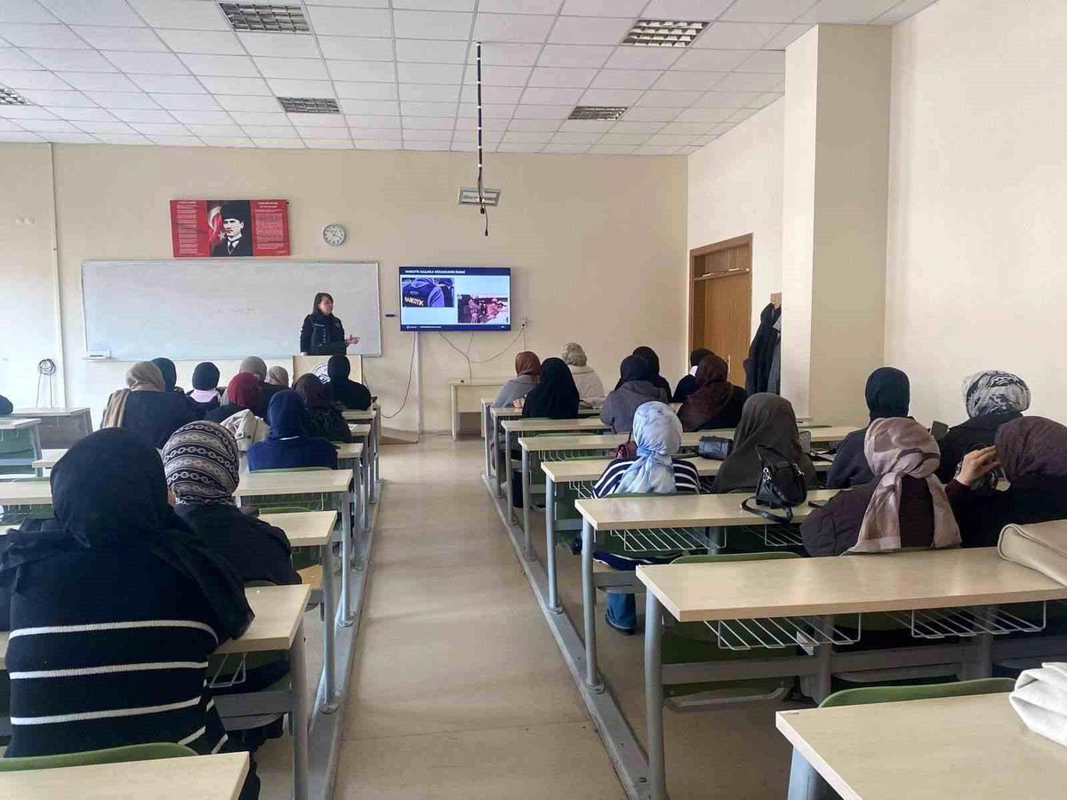 Erzincan emniyeti üniversite öğrencilerini uyuşturucuya karşı bilgilendirdi