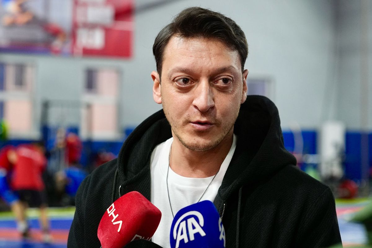 Eski Futbolcu Mesut Özil'den şampiyonluk tahmini: Galatasaray, Avrupa'da yorulacağı için Fenerbahçe şampiyon