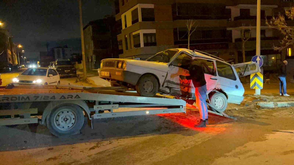 Eskişehir'de Otomobil Çarpışması: 4 Yaralı