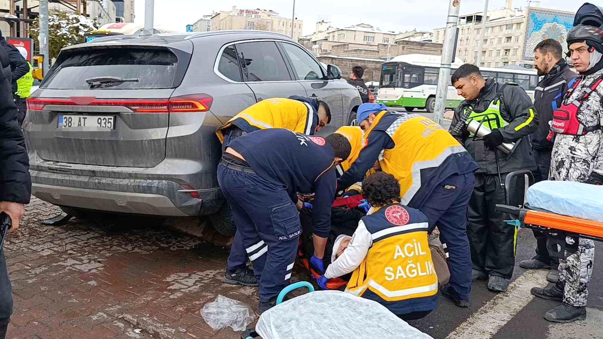 Kayseri'de SUV araç yayaların arasına daldı: 5 yaralı