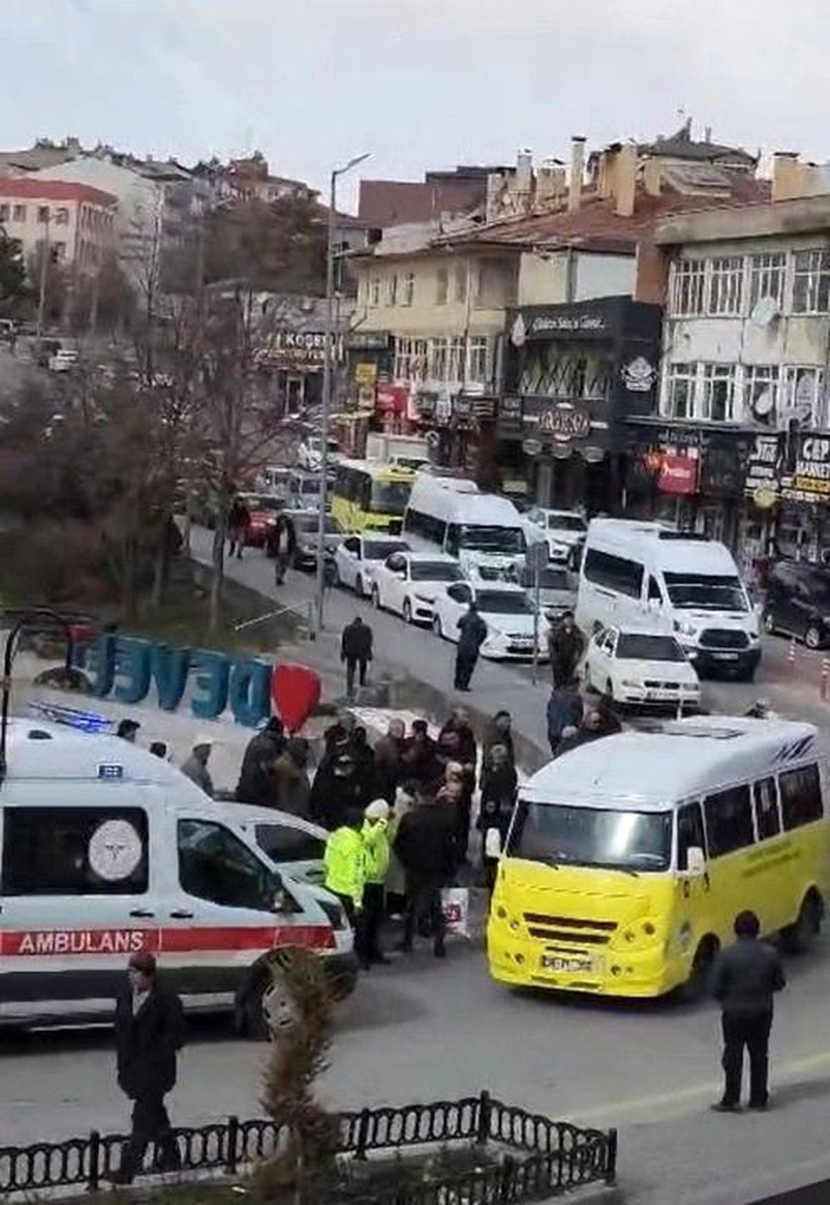 Dolmuştan düşen yaşlı adam hayatını kaybetti