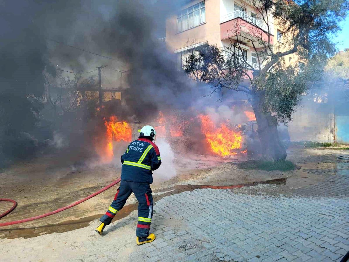 Nazilli'de feci yangın: İki otomobil saniyeler içerisinde kül oldu