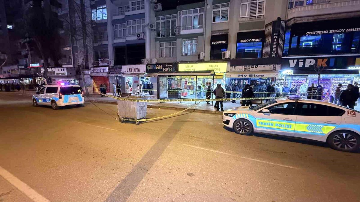 Otobüs beklerken husumetlisi tarafından tabancayla vuruldu