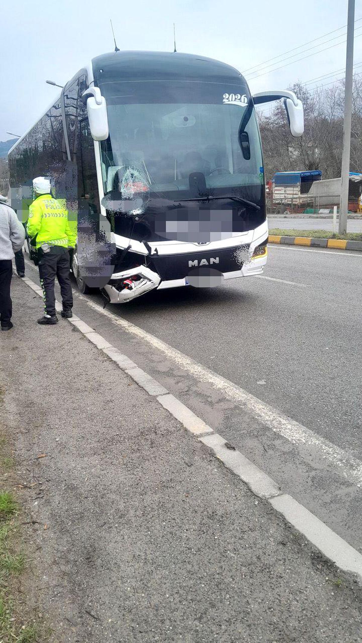 Otobüsle çarpışan motosiklet sürücüsü hayatını kaybetti