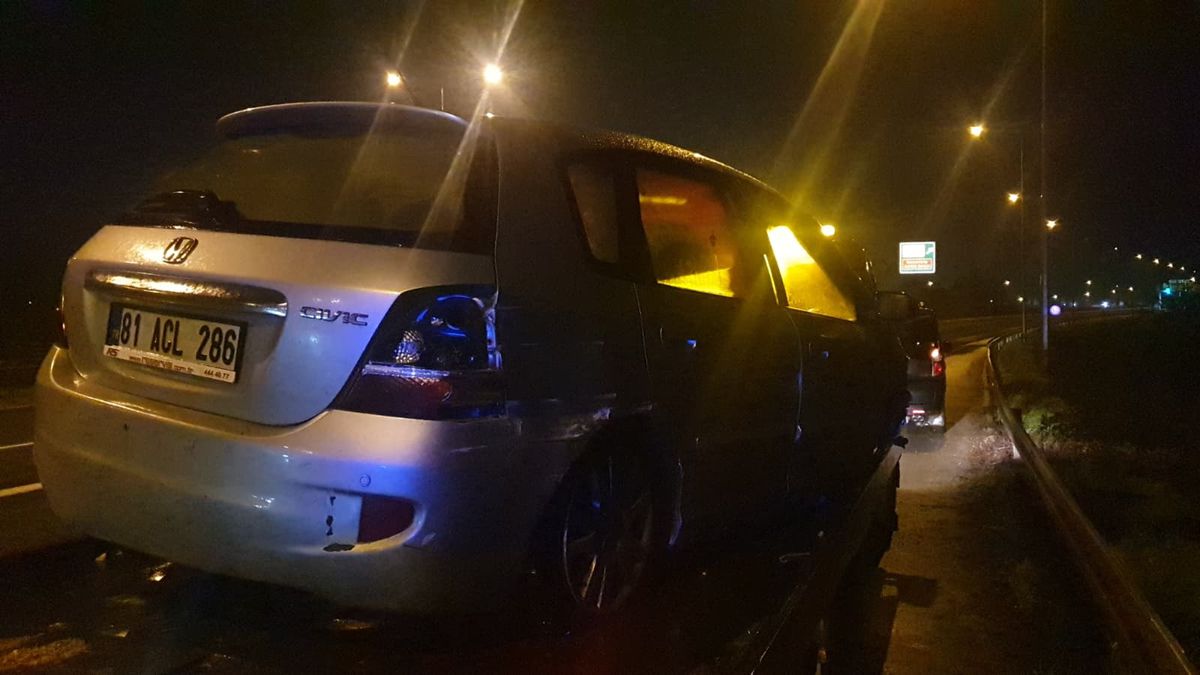 Düzce'de Otomobil Bariyerlere Çarptı: 1 Yaralı