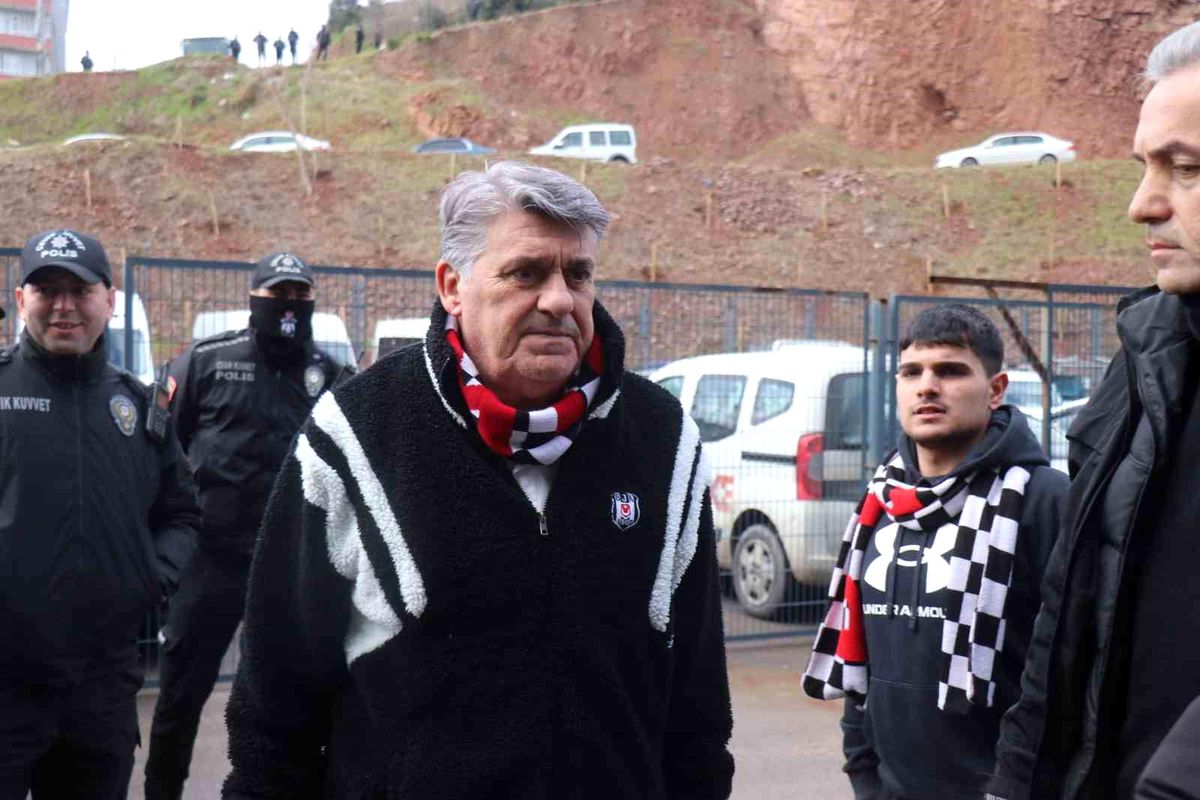 Serdar Adalı taraftarla birlikte maça geldi