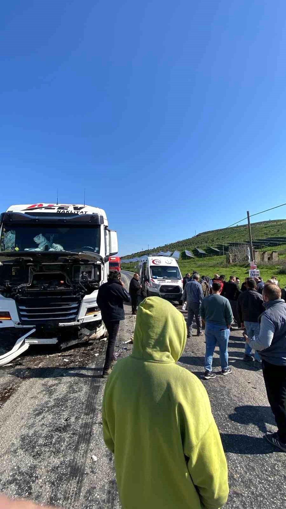 Tire'de hatalı sollama yapan otomobil kamyona çarptı
