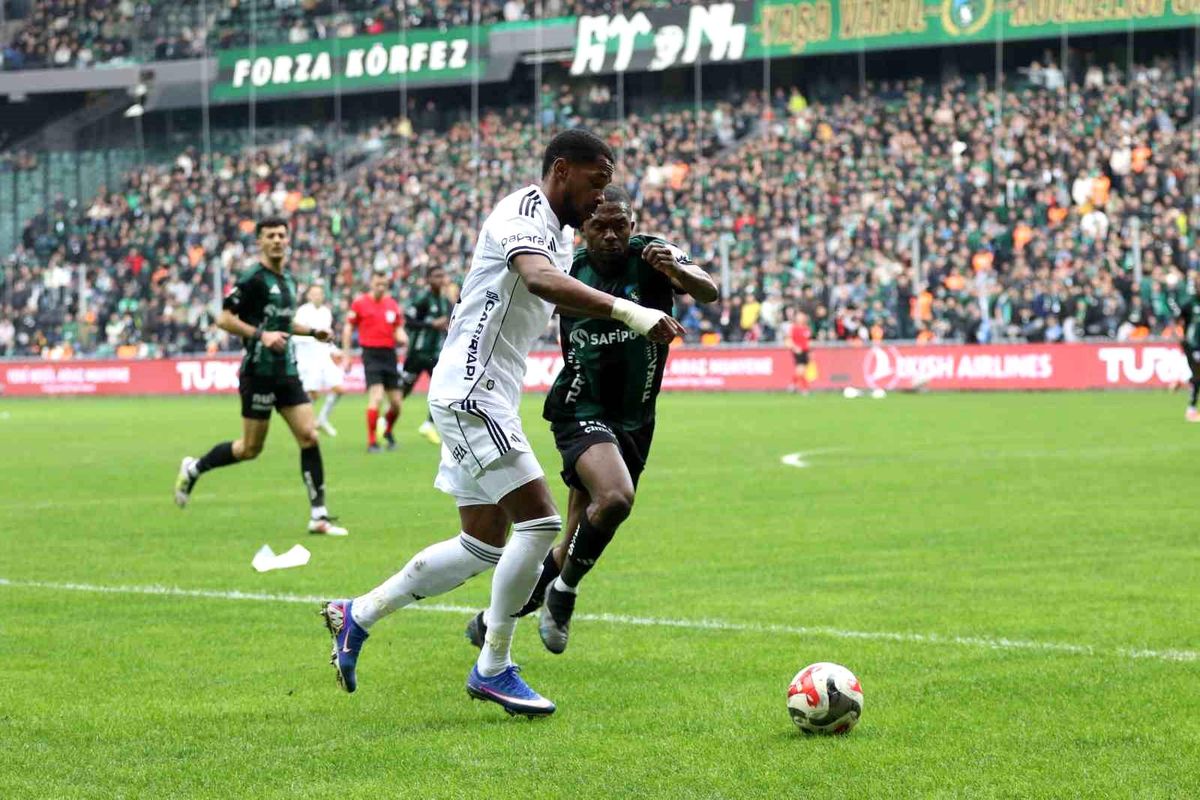 Trendyol Süper Lig: Kocaelispor: 0 Beşiktaş: 0 (İlk yarı)