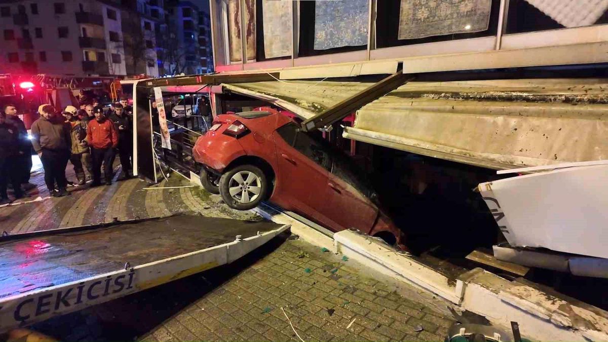 Üsküdar'da kontrolden çıkan otomobil iş yerine daldı