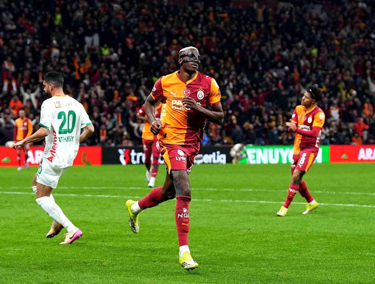 Victor Osimhen bu sezonki gol sayısını 17'ye çıkardı