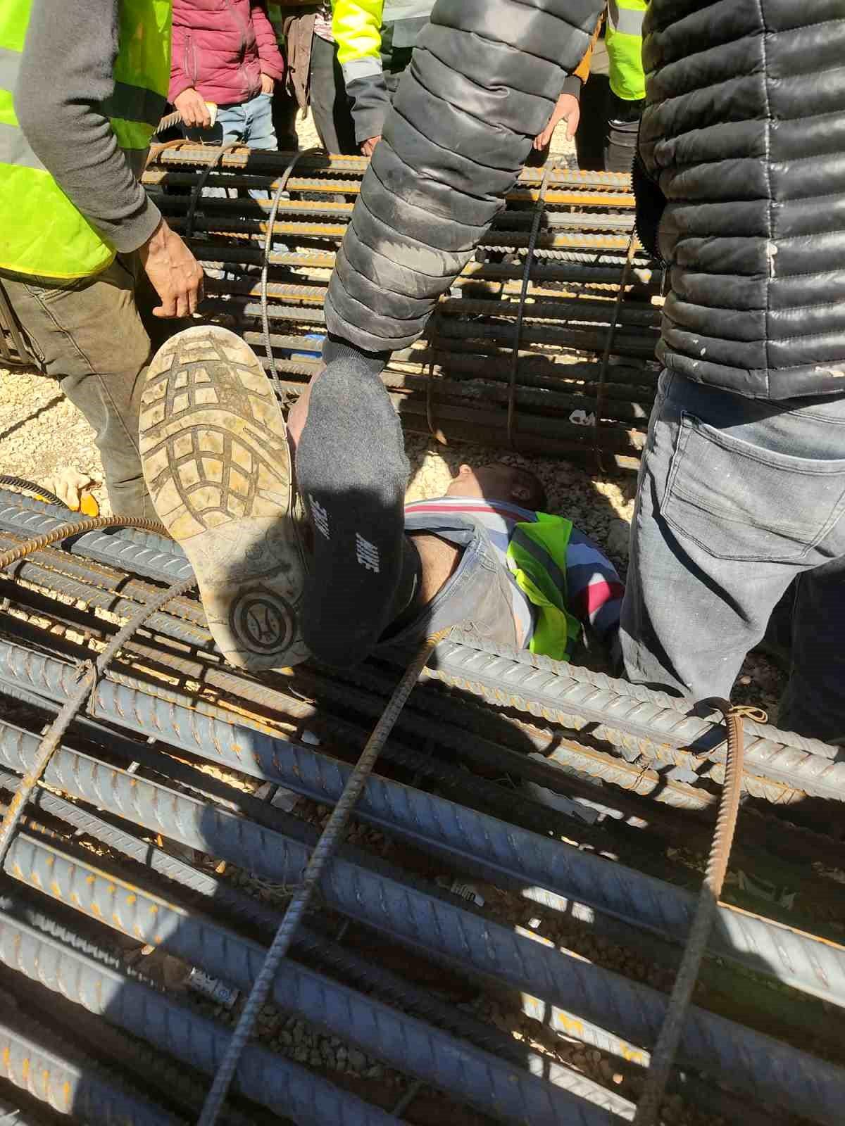 Vinçten düşen demir kolunun altında kalan işçi yaralandı