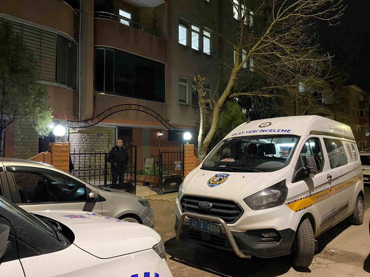 Yatalak annesine yemek hazırlarken kanlar içinde bulunmuştu: Boğazının kesildiği öğrenildi