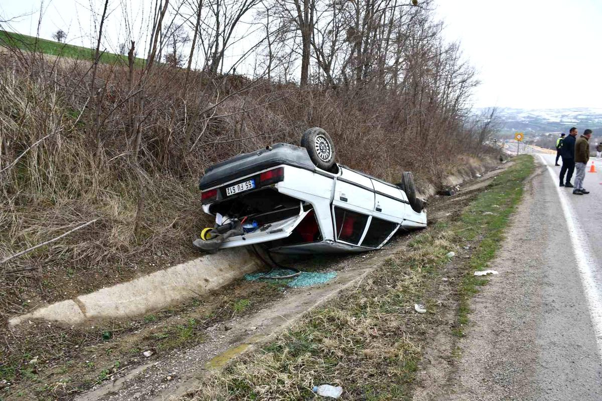 Yoldan çıkan otomobil ters döndü