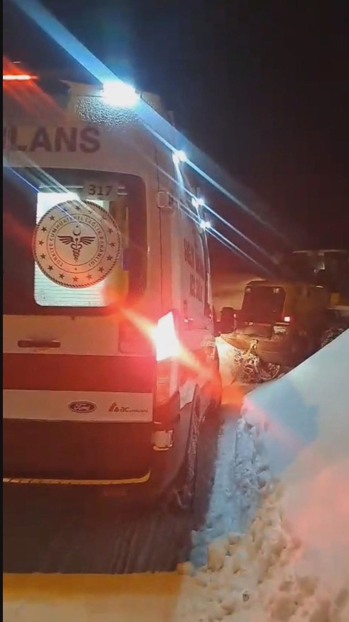 Kar yağışı nedeniyle yolu kapanan köyde hamile kadın hastaneye yetiştirildi