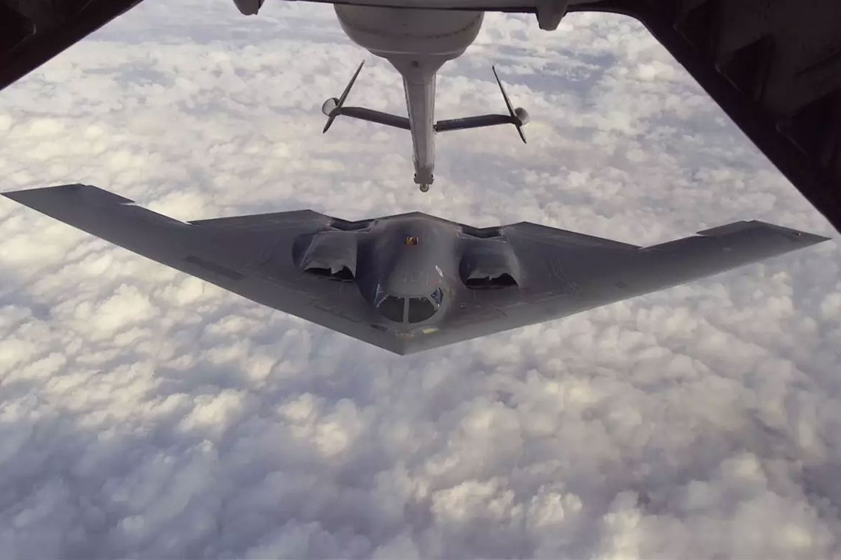 ABD 'görünmez' kozunu sahaya sürdü! B-2 hayalet bombardıman uçakları İran'ın balistik füze stoğunu vurdu