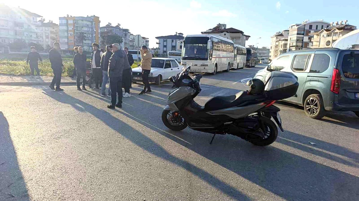 Antalya'da motosiklet ile otomobil çarpıştı: 2 yaralı