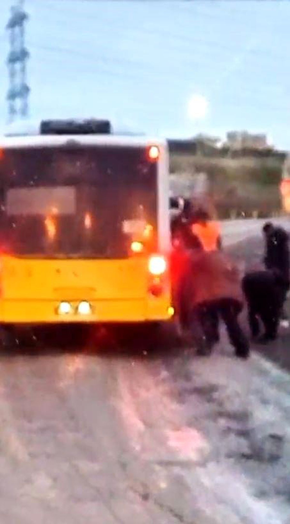 Arnavutköy'de çamurlu yolda ilerleyemeyen İETT otobüsünü vatandaşlar itti