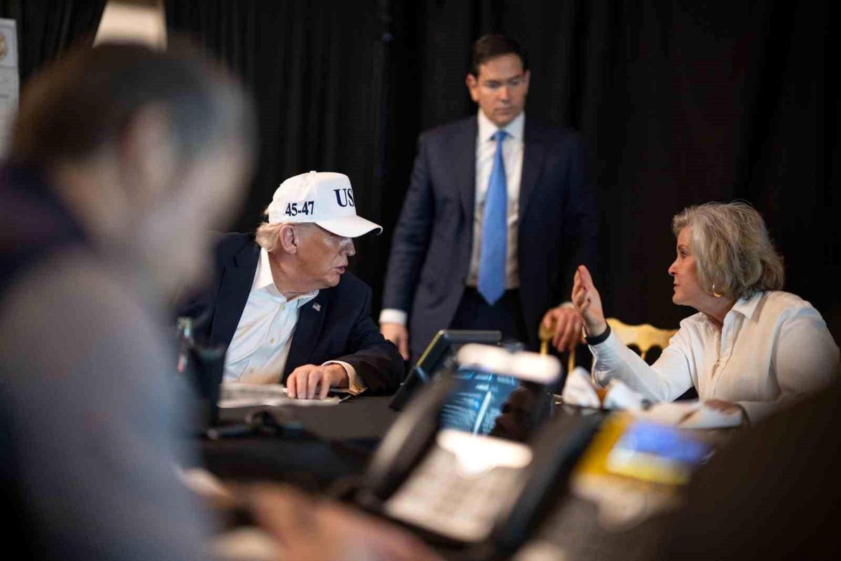 Beyaz Saray, Trump'ın İran saldırılarını izlediği anlara dair fotoğrafları paylaştı