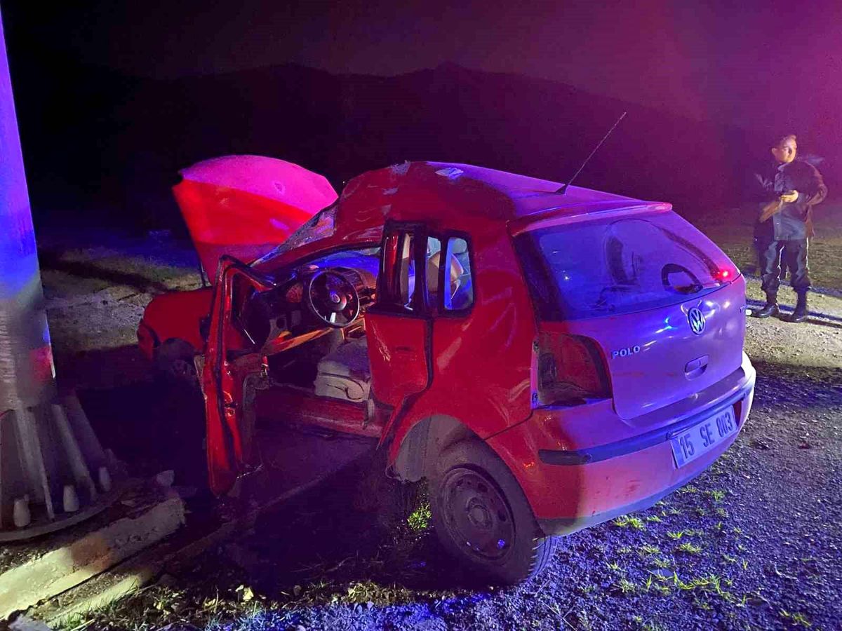 Burdur'da kontrolden çıkan otomobil levhaya çarptı: 1 yaralı