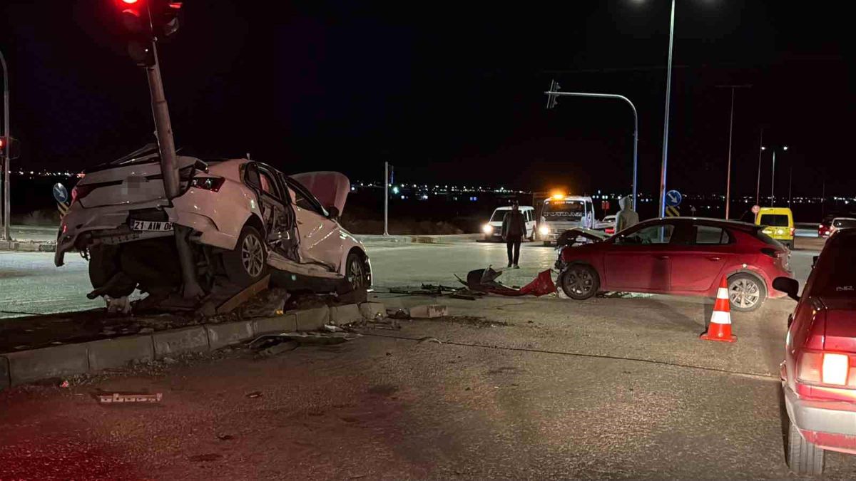 Diyarbakır'da iki otomobil kafa kafaya çarpıştı: 3 yaralı