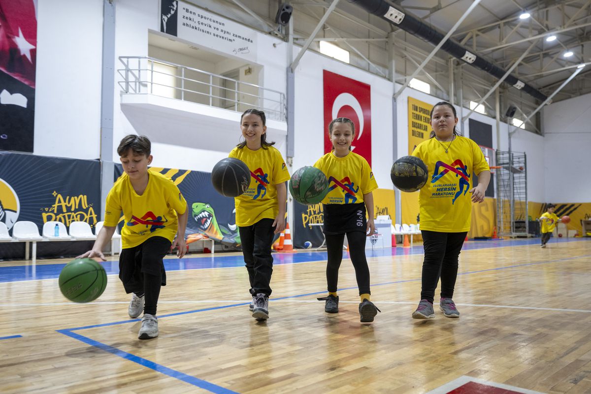 Dördüzler basketbol kursunda aynı parkeyi paylaşıyor